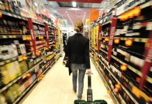 Dal Padovano a Sermide per derubare un’anziana al supermercato: denunciati due rumeni