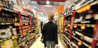 Dal Padovano a Sermide per derubare un’anziana al supermercato: denunciati due rumeni