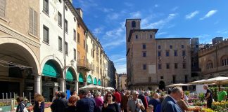 Fiori, sole e passeggiate: il centro di Mantova fa il pieno di gente