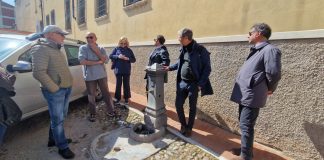 Mantova, tour dei quartieri tra fontana trasformata in bagno e ciottoli che saltano