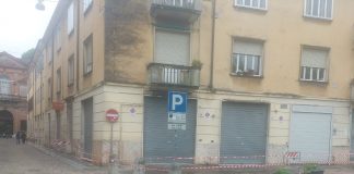 Calcinacci da un cornicione in piazza Virgiliana, paura per una passante