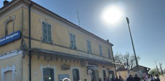 Guasto a un passaggio a livello sulla Milano-Bozzolo: passeggeri bloccati per ore nella stazione deserta