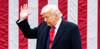 Trump e il terzo mandato da presidente, spuntano magliette e cappellini