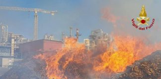 Udine, incendio a Bicinicco: in fiamme deposito scarti lavorazione del legno