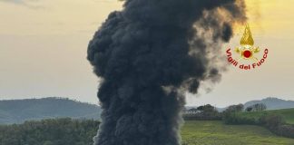 Perugia, incendio in fabbrica materiali plastici a Umbertide: enorme nuvola nera