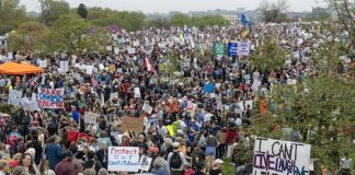 Dazi, proteste anti-Trump in 1200 città Usa: preoccupazione per fondi pensione