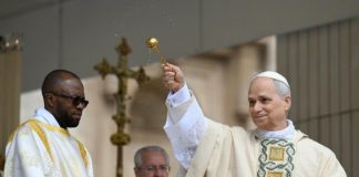 Papa “Costruiamo una chiesa di pace che apra le braccia al mondo”