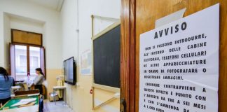 Riaperti i seggi per le Amministrative. Affluenza in calo al 43,85%