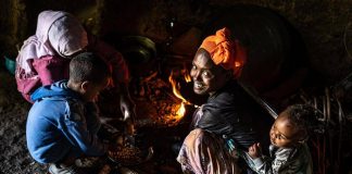 La storia di Fatuma, mamma 30enne di 4 figli, salvata in Etiopia dalla cecità per tracoma