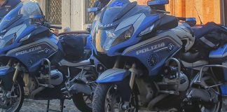 Una nonna in lacrime, un nipotino da salvare: l’intervento provvidenziale di due poliziotti