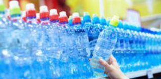 Acqua in bottiglia, test boccia 6 marche su 21: livelli eccessivi inquinante Tfa