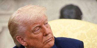 Trump e lo scontro con il giornalista: “Sei un idiota” – Video