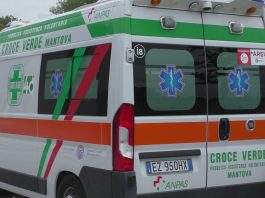 Mantova, auto salta lo stop e investe ciclista: 53enne al Poma