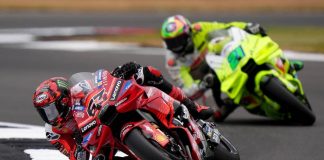 MotoGp, caos a Silverstone. Incidente per i fratelli Marquez, poi ripartono e cade Bagnaia