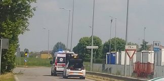 Malore mentre è in sella alla sua moto, 80enne in ospedale