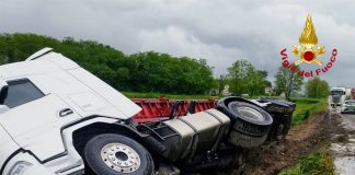 Mega buca sulla Goitese: camion si ribalta nel fosso a lato della strada