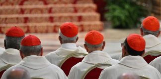 Conclave, tre giorni di fumate nere? I cardinali si fermano per un giorno
