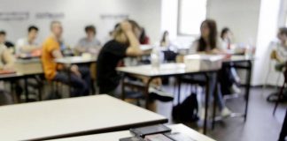 Scuola, Valditara propone a Ue divieto cellulari in classe