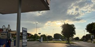 Bravata folle al distributore: danno fuoco alla benzina, ripresi dalle telecamere