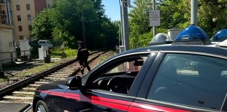 Minacciano di suicidarsi a Mantova e Viadana, salvati dai Carabinieri. Interrotta la linea ferroviaria