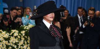 Rihanna incinta, l’annuncio con pancione al Met Gala