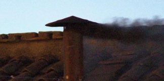 Conclave, la prima fumata è nera: domani nuovo voto per eleggere il Papa