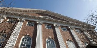 Harvard, governo pronto ad annullare tutti i contratti federali. E l’ateneo risponde a Trump