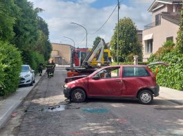 Si ribalta con l’auto e sfonda la recinzione di un’abitazione: ferito 89enne