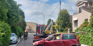 Si ribalta con l’auto e sfonda la recinzione di un’abitazione: ferito 89enne