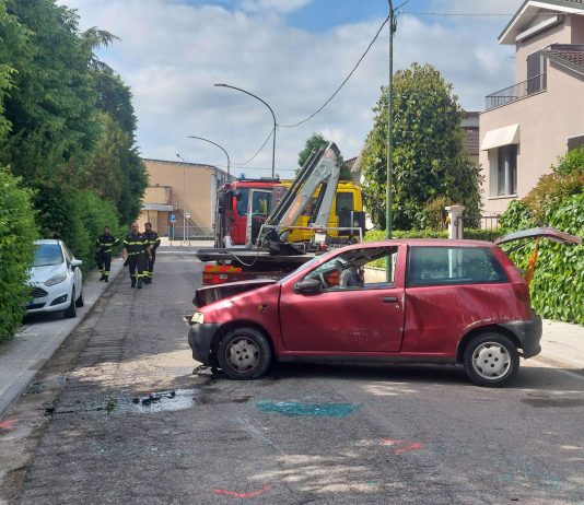 Si ribalta con l’auto e sfonda la recinzione di un’abitazione: ferito 89enne