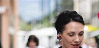 Merano, neosindaca Katharina Zeller si toglie fascia tricolore: il caso