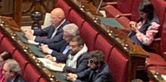 Kefiah e fantasmi in Aula alla Camera, Meloni non raccoglie e solo alla fine ‘sbotta’ con Schlein