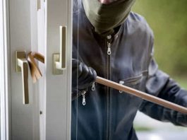 Tre settimane di furti nella stessa abitazione, bottino da 10 mila euro: denunciato