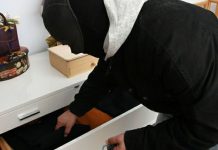 Spintonata e chiusa in una stanza, anziana rapinata in casa