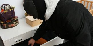 Spintonata e chiusa in una stanza, anziana rapinata in casa