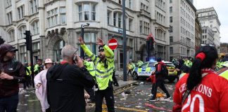 Auto travolge i tifosi alla parata del Liverpool, arrestato un uomo