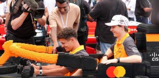 Formula 1, piloti in pista con macchine di… Lego. E pezzi di McLaren volano via – Video