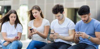 Social, report adolescenti Ue, per quasi la metà uso problematico, 10 anni fa era il 38%