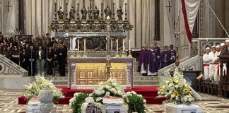 Ragazzi uccisi a Monreale, dolore e applausi ai funerali di Salvo, Andrea e Massimo