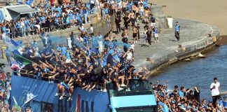 Scudetto del Napoli, festa sul lungomare: bus sfilano tra migliaia di tifosi