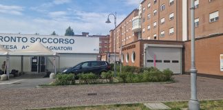 Non trova le ciabatte, calci e pugni agli infermieri del Pronto Soccorso: arrestato 20enne