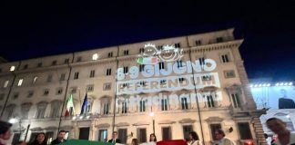 Referendum cittadinanza, blitz del comitato promotore: logo su facciata Palazzo Chigi – Foto