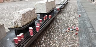 Le panchine di piazza Alberti piene di bicchieri abbandonati. La denuncia sui social