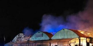 Quingentole, devastante rogo alla floricoltura “Bluflora”. Brucia la plastica. Il sindaco ai residenti: “restate in casa”