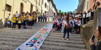 Lanterne, disegni e poesie: “Segnali di Pace” dai ragazzi in piazza a Castiglione