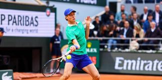 Sinner, l’outfit ‘colorato’ del Roland Garros fa discutere