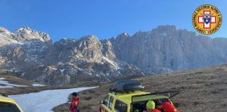 Incidente in montagna, escursionista precipita in un canale nel bellunese e muore