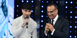 Tony Effe assente ai Tim Summer Hits, Carlo Conti spiega: “È incinto”
