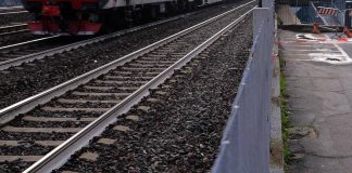 Ubriaco passeggia tra i binari, traffico ferroviario interrotto: denunciato