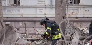 Ucraina, drone Russia su bus a Sumy: morti 9 civili. Zelensky: “Omicidio mirato”